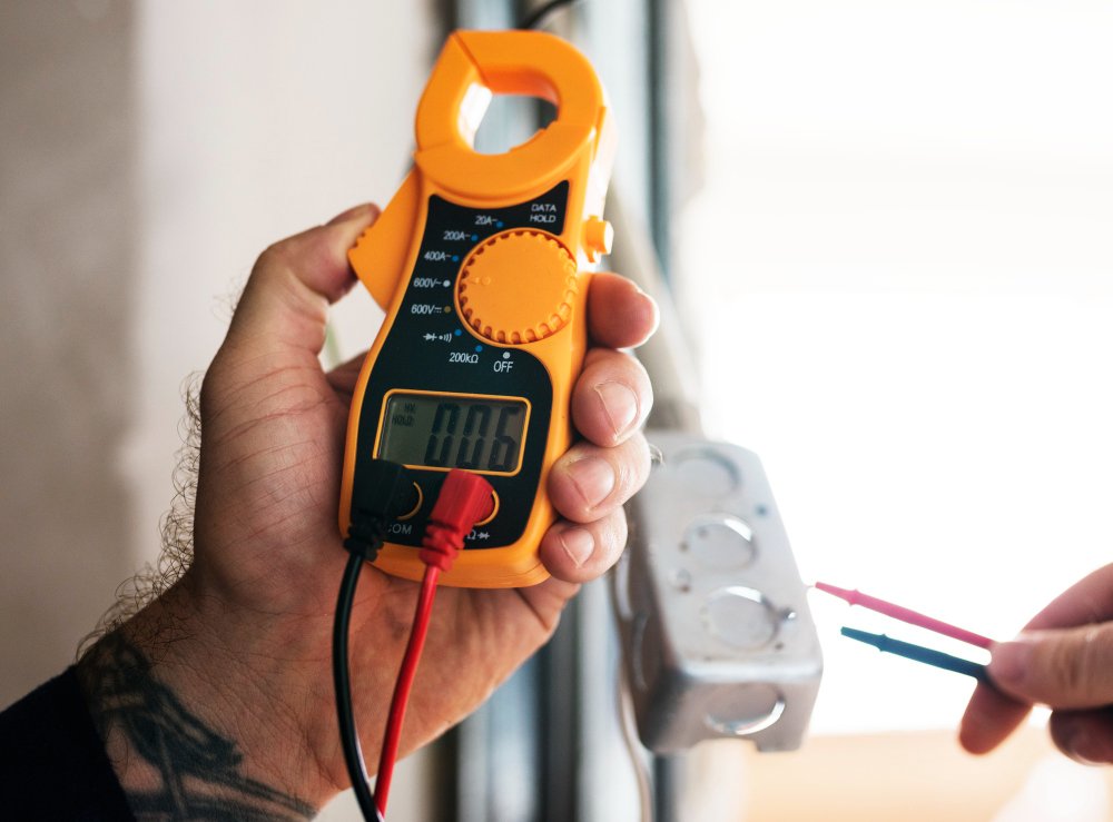 Panduan Memilih Clamp Meter Akurat untuk Teknisi & Industri