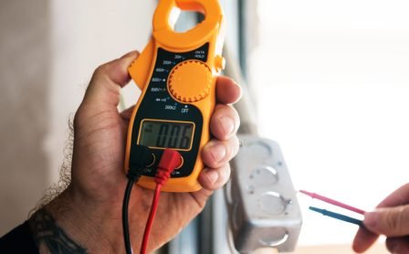 Panduan Memilih Clamp Meter Akurat untuk Teknisi & Industri